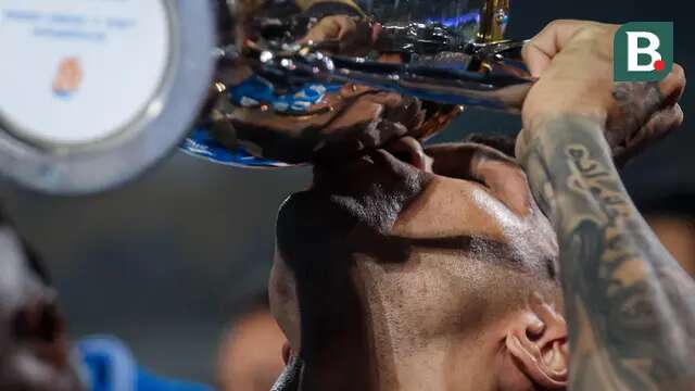 Selebrasi striker Persib Bandung, Ciro Alves dengan mencium trofi BRI Liga 1 2023/2024 dalam perayaan juara usai mengalahkan Madura United pada final leg kedua di Stadion Gelora Bangkalan, Madura, Jumat (31/5/2024). (Bola.com/Bagaskara Lazuardi)