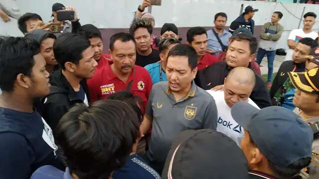 CEO PSIS, Yoyok Sukawi, menemui suporter di Stadion Moch. Soebroto, Magelang, saat laga kontra Persebaya (20/9/2019). (Bola.com/Vincentius Atmaja)
