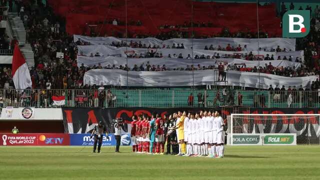 Aksi La Grande Indonesia jelang kick off laga Timnas Indonesia U-16 melawan Vietnam di Piala AFF U-16 2022 di Stadion Maguwoharjo, Sleman, DIY pada Sabtu (6/8/2022) (Bola.com/Hery Kurniawan)