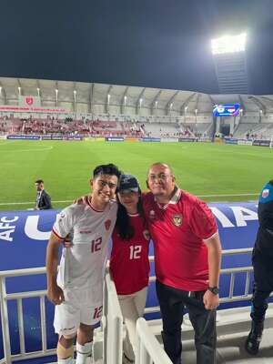 Azizah Salsha bersama sang suami, Pratama Arhan serta ayahnya, Andre Rosiade, setelah Timnas Indonesia menang atas Korea Selatan dalam laga perempat final Piala Asia U-23 di Stadion Abdullah bin Khalifa, Doha Qatar. (Instagram @andre_rosiade)