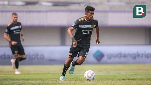 Pemain Dewa United, Ricky Kambuaya menggiring bola saat laga lanjutan BRI Liga 1 2023/2024 antara Dewa United melawan Persebaya Surabaya di Indomilk Arena, Tangerang, Sabtu (30/09/2023). (Bola.com/Bagaskara Lazuardi)