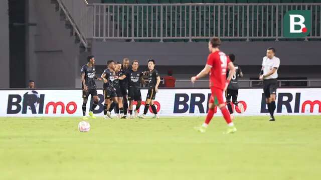 Para pemain Dewa United merayakan gol dari Alexis Messidoro dalam pertandingan Dewa United melawan Persebaya Surabaya pada pekan ke-24 BRI Liga 1 di Stadion Pakansari, Kabupaten Bogor, Jumat (21/2/2025) malam WIB. (Bola.com/Abdul Aziz)