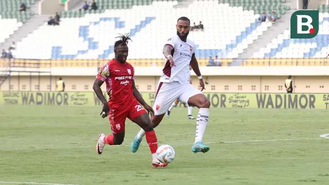 Pemain Persis Solo, Moussa Sidibe (kiri) mengusasai bola dibayangi pemain PSM Makassar, Yuran Fernandes pada laga matchday kedua Grup A Piala Presiden 2024 di Stadion Si Jalak Harupat, Soreang, Kabupaten Bandung, Senin (22/7/2024). (Bola.com/Abdul Aziz)