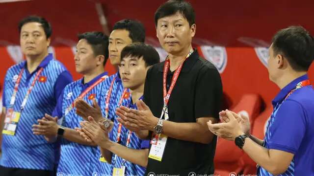 Kim Sang-sik, pelatih Timnas Vietnam dan staf pelatihnya seusai pertandingan. (Bola.com/VFF)