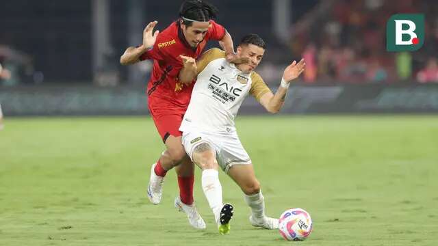 Gelandang Persija Jakarta, Hanif Sjahbandi mencoba merebut bola dari penguasaan gelandang Dewa United, Alexis Messidoro dalam laga BRI Liga 1 2024/2025 di Stadion Gelora Bung Karno, Jakarta, Senin (16/9/2024). (Bola.com/Muhammad Iqbal Ichsan)
