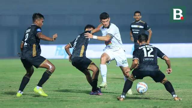 Pemain PSS Sleman, Kevin Gomes, berusaha menerima umpan dari rekannya namun sudah terkepung pemain Dewa United pada laga pekan ke-15 BRI Liga 1 di Stadion Indomilk Arena, Tangerang, Jumat (6/10/2023). Kekalahan ini semakin menambah derita PSS. (Bola.com/M. Iqbal Ichsan)