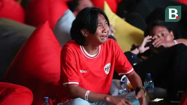 Fajar Sadboy menangis saat nobar laga Timnas Indonesia vs China di Kompleks Stadion Utama Gelora Bung Karno (SUGBK), Senayan, Jakarta, Selasa (15/10/2024) malam WIB. (Bola.com/Abdul Aziz)