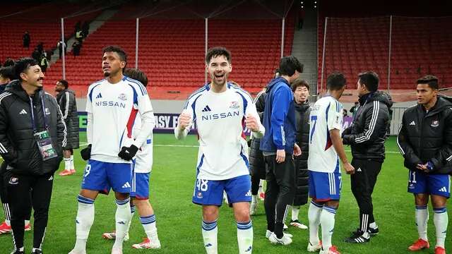 Sandy Walsh menjalani debut bersama Yokohama F. Marinos saat bertandang ke markas Shanghai Port dalam lanjutan AFC Champions League 2024/2025, Rabu (19/2/2025). (Instagram/sandywalsh)