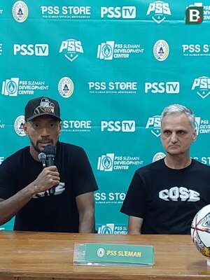 Leonard Tupamahu (kiri) kini menjadi Manajer PSS. (Bola.com/Ana Dewi)