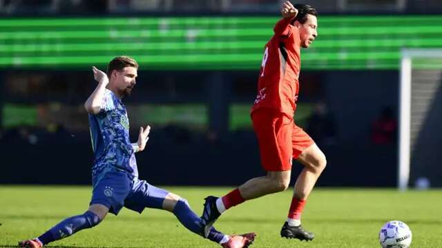 (Kiri ke kanan) Kenneth Taylor dari Ajax berebut bola dengan Thom Haye dari Almere City FC selama pertandingan Eredivisie Belanda antara Almere City FC dan AFC Ajax di Stadion Almere City FC di Almere, pada tanggal 2 Maret 2025. (Olaf Kraak/ANP/AFP)
