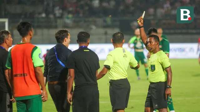 Pelatih Persebaya Surabaya, Paul Munster, menerima kartu kuning pada pengujung laga kontra Madura United dalam lanjutan BRI Liga 1 2024/2025 di Stadion Gelora Bangkalan. (Bola.com/Aditya Wany)
