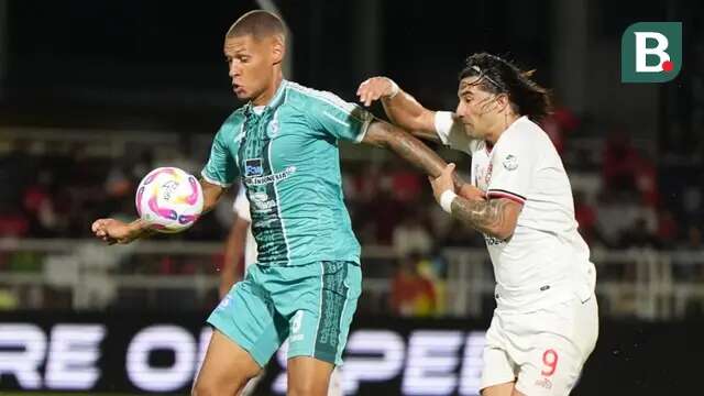 Bek PSBS Biak, Jonathan Felipe, membuat gerakan striker Malut United, Chino Martinez, sulit menembus pertahanan timnya. (Bola.com/Gatot Sumitro)