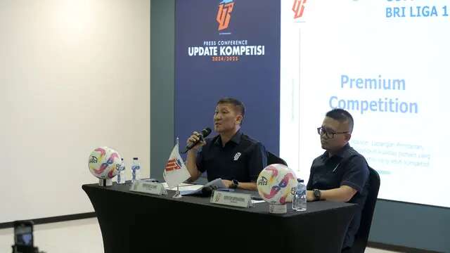 Direktur utama PT Liga Indonesia Baru (LIB) Ferry Paulus bersama direkur pelaksana, Asep Saputra saat berbincang dengan awak media di kantor LIB, Jakarta, Kamis (15/5/2025). (Bola.com/Bagaskara Lazuardi).