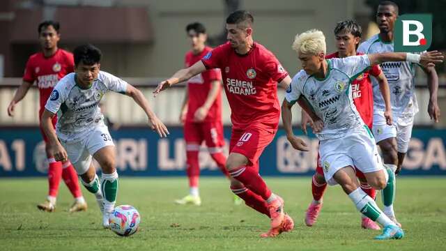 Pemain Semen Padang, Bruno Dybal (tengah) berebut bola dengan pemain PSS Sleman, Chang Jin-moon pada laga pekan ke-3 BRI Liga 1 2024/2025 di Lapangan STIK-PTIK, Jakarta Selatan, Senin (26/8/2024). (Bola.com/Bagaskara Lazuardi)