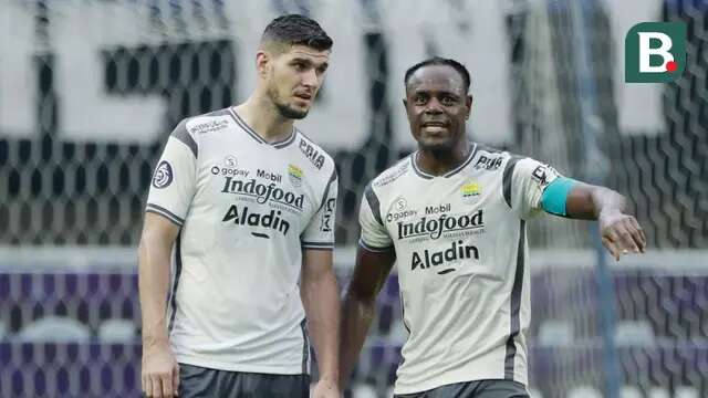 Pemain Persib Bandung, Nick Kuipers (kiri) berdiskusi dengan Victor Igbonefo saat melawan RANS Nusantara FC pada laga pekan ke-25 BRI Liga 1 2022/2023 di Stadion Pakansari, Bogor, Minggu (19/2/2023). (Bola.com/M Iqbal Ichsan)
