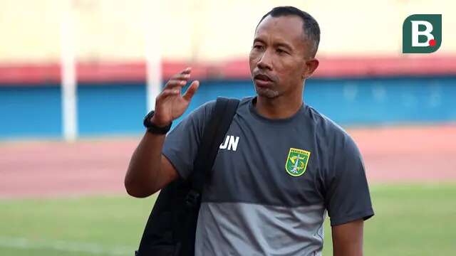 Pelatih Persebaya U-20, Uston Nawawi. (Bola.com/Aditya Wany)