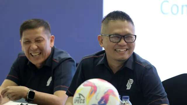 Direktur utama PT Liga Indonesia Baru (LIB), Ferry Paulus bersama Direktur Operasional, Asep Ardiansyah berbincang dengan awak media di Kantor PT LIB di kawasan Senayan, Jakarta, Kamis (15/5/2025). (Bola.com/Bagaskara Lazuardi)