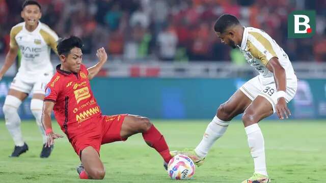 Pemain Persija Jakarta, Firza Andika, berebut bola dengan pemain Dewa United, Alex Martins pada laga pekan kelima BRI Liga 1 2024/2025 di Stadion Utama Gelora Bung Karno, Jakarta, Senin (16/9/2024). (Bola.com/M Iqbal Ichsan)