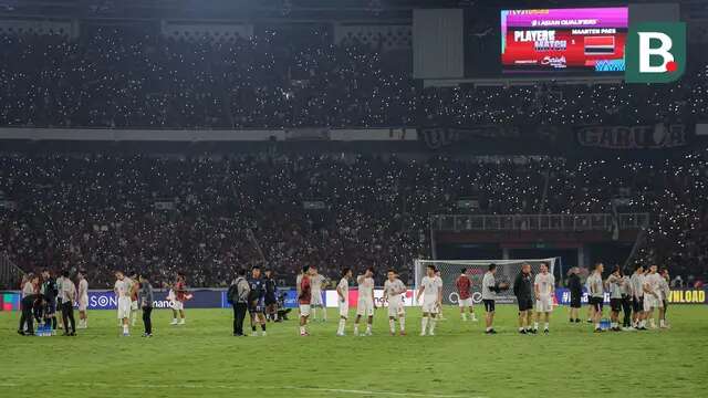 Ritual Timnas Indonesia mendengarkan suporter menyanyikan lagu nasional Tanah Airku setelah bertanding melawan Australia dalam laga matchday kedua Grup C putaran ketiga Kualifikasi Piala Dunia 2026 zona Asia di Stadion Utama Gelora Bung Karno, Senayan, Jakarta, Selasa (10/9/2024) malam WIB. (Bola.com/Bagaskara Lazuardi)