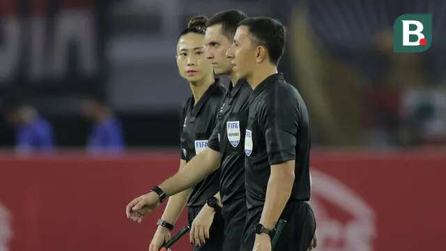 Namun dalam pertandingan Timnas Indonesia U-20 melawan Hong Kong, Kim Kyoung-min ditemani dua wasit pria asal Uzbekistan yaitu Rustam Lutfullin dan Sanjar Shayusupov. (Bola.com/Ikhwan Yanuar)