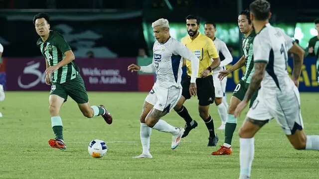 Penyerang Persib Bandung, Ciro Alves mendapatkan pengawalan ketat dari pemain Zhejiang dalam laga fase grup AFC Champions League 2 di Hangzhou, China, Kamis (3/10/2024). (Dok. Persib)