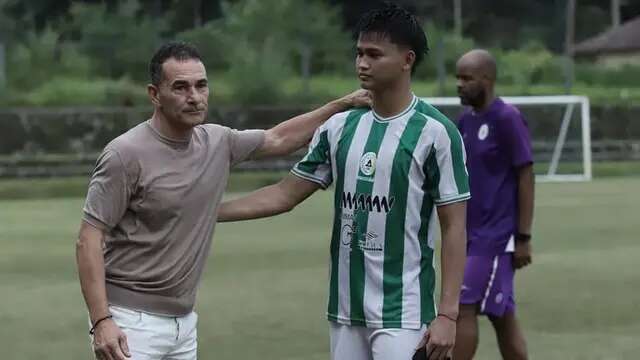 Pelatih Timnas Indonesia U-23, Gerald Vanenburg, menemui penyerang PSS Sleman, Hokky Caraka. (Bola.com/Dok.Instagram Gerald Vanenburg).