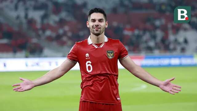 Selebrasi kemenangan pemain Timnas Indonesia, Sandy Walsh setelah berakhirnya laga putaran pertama Kualifikasi Piala Dunia 2026 Zona Asia menghadapi Brunei Darussalam di Stadion Utama Gelora Bung Karno (SUGBK), Kamis (12/10/2023) malam WIB. Timnas Indonesia menang 6-0 atas Brunei Darussalam. (Bola.com/M Iqbal Ichsan)