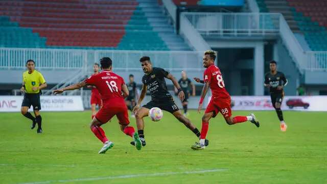 Gelandang Dewa United, Ricky Kambuaya mencoba melewati dua pemain Malut United, Alwi Slamat dan Wahyu Prasetyo dalam laga lanjutan BRI Liga 1 2024/2025 di Stadion Pakansari, Jumat (25/4/2025). (Dok. Dewa United)