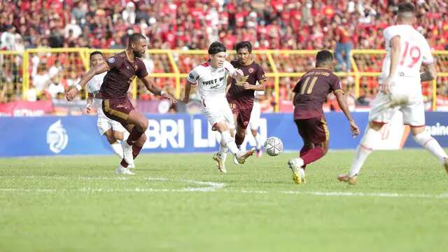 Pemain asing Persis Solo, Ryo Matsumura, saat mendapat adangan dari pemain bertahan PSM Makassar pada laga yang berlangsung di Stadion Gelora B.J. Habibie, Parepare, Minggu (5/3/2023). (Dok Persis)