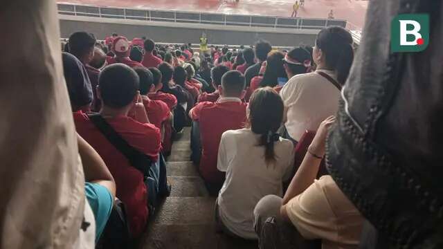 Penonton yang diduga tak bertiket berhasil masuk ke dalam SUGBK, Jakarta, Jumat (15/11/2024) saat Timnas Indonesia menghadapi Timnas Jepang. (Bola.com/Hery Kurniawan)