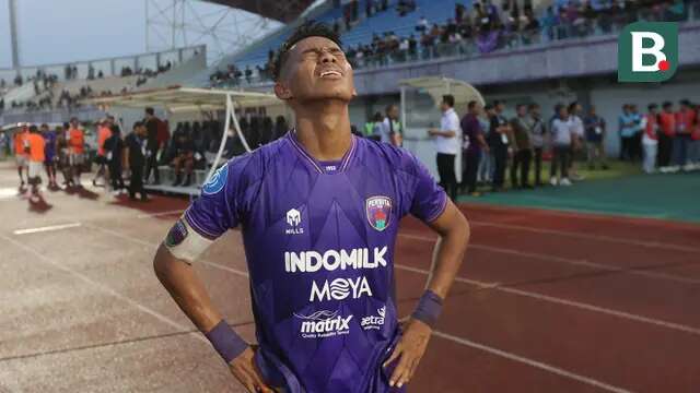 Kapten Persita Tangerang, Muhammad Toha, tampak emosional setelah berhasil membawa Pendekar Cisadane selamat dari Degradasi. Kemenangan ini membuat Persita mengunci peringkat ke-14 klasemen Liga 1 dengan 39 poin, hasil dari 10 menang, sembilan kali seri dan 15 kali kalah. (Bola.com/M Iqbal Ichsan)