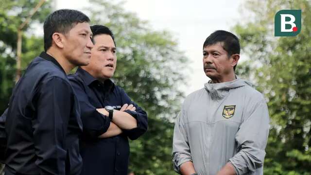 Ketua Umum PSSI, Erick Thohir, berbincang dengan Direktur Utama PT Liga Indonesia Baru (LIB), Ferry Paulus dan pelatih Timnas Indonesia U-20, Indra Sjafri saat memantau langsung seleksi pemain Timnas Indonesia U-17 di Persija Training Ground, Nirwana Park, Depok, Sabtu (22/7/2023). (Bola.com/Ikhwan Yanuar)