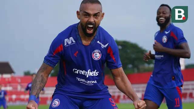 Dalberto Luan Belo berhasil mencetak gol kedua untuk Arema FC saat melawan PSBS Biak pada laga pekan ke-16 BRI Liga 1 2024/2025 di Stadion Soepriadi, Kota Blitar, Sabtu (21/12/2024) sore WIB. (Bola.com/Iwan Setiawan)