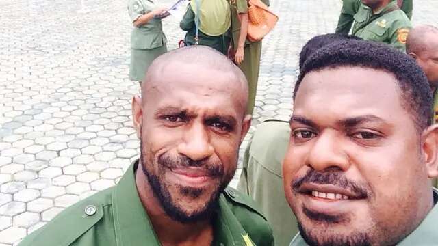 DINAS - Saat kelanjutan kompetisi ISL masih tanda tanya, striker Boaz Solossa menghabiskan waktunya dengan berdinas sebagai PNS. (Path)