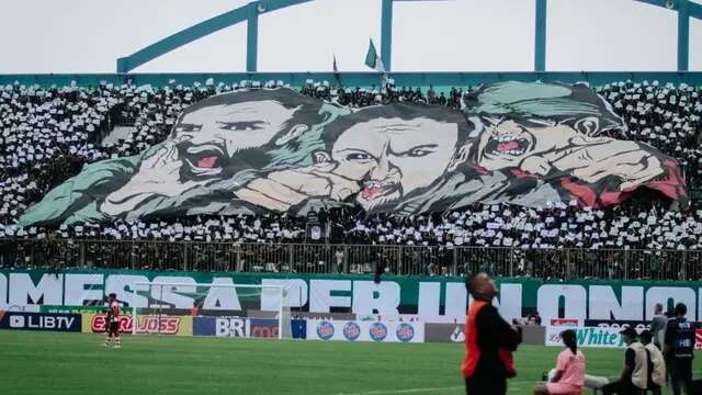 Aksi kelompok suporter PSS Sleman, Brigata Curva Sud (BCS) di Stadion Maguwoharjo, Sleman, Jumat (7/72023). (Bola.com/Dok PSS Sleman)