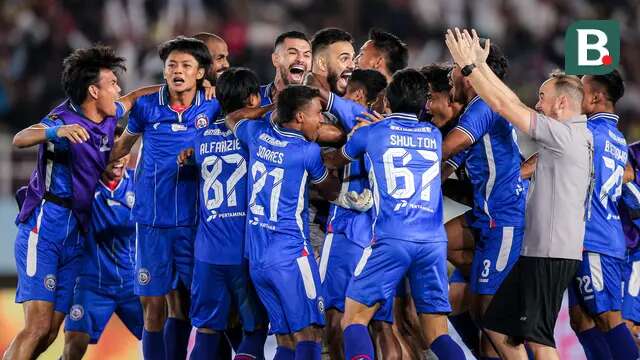 Kiper Lucas Frigeri dan sejumlah pemain Arema FC merayakan kemenangan atas Borneo FC pada laga final Piala Presiden 2024 di Stadion Manahan, Solo, Minggu (4/8/2024). (Bola.com/Bagaskara Lazuardi)