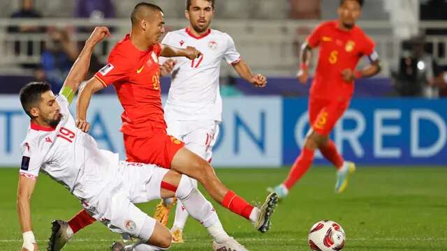 Namun gol tersebut dianulir setelah VAR menunjukkan pemain China Jiang Guangtai berada dalam posisi offside. (KARIM JAAFAR/AFP)