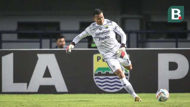 Kiper Persib Bandung, Teja Paku Alam pada laga lanjutan pekan ke-3 BRI Liga 1 2023/2024 antara Persib Bandung melawan Dewa United FC di Stadion Gelora Bandung Lautan Api (GBLA), Bandung, Jumat (14/07/2023). (Bola.com/Bagaskara Lazuardi)