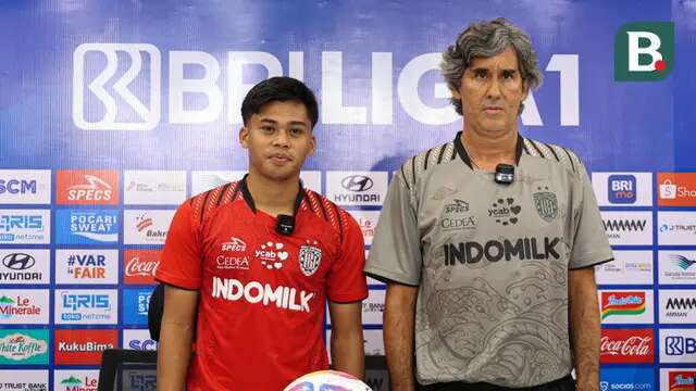 Rahmat Arjuna (kiri) dan Stefano Cugurra saat hadir sesi pre match press conference laga Persija Jakarta melawan Bali United di Jakarta International Stadium pada Jumat (09/05/2025). (Bola.com/Abdul Aziz)