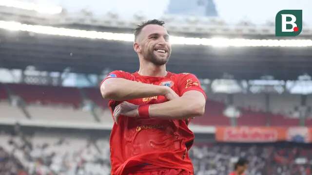 Selebrasi pemain Persija Jakarta, Marko Simic setelah mencetak gol pertama timnya ke gawang PSIS Semarang pada laga pekan ke-34 BRI Liga 1 2023/2024 di Stadion Utama Gelora Bung Karno (SUGBK), Senayan, Jakarta, Selasa (30/4/2024). (Bola.com/Abdul Aziz)