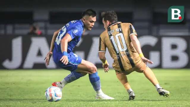 Pemain Persib Bandung, Rachmat Irianto (kiri) berebut bola dengan pemain Dewa United, Egy Maulana Vikri pada laga lanjutan pekan ke-3 BRI Liga 1 2023/2024 antara Persib Bandung melawan Dewa United FC di Stadion Gelora Bandung Lautan Api (GBLA), Bandung, Jumat (14/07/2023). (Bola.com/Bagaskara Lazuardi)