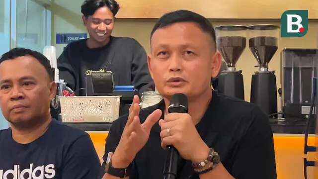 Direktur teknik Malut United, Yeyen Tumena (kanan). (Bola.com/Hery Kurniawan)