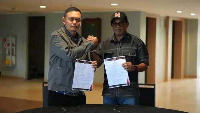 Yeyen Tumena melakukan penandatanganan kontrak bersama Malut United, Senin (14/4/2025). (Dok. Malut United).