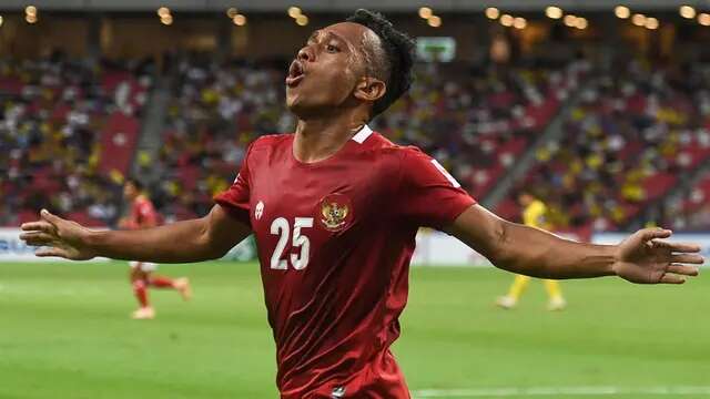 Irfan Jaya adalah pemain tersubur Timnas Indonesia di Piala AFF 2020 dengan menyumbang tiga gol. Ia juga terkenal sebagai sayap kanan yang lincah dan pekerja keras. Kemampuannya tersebut tentu bisa menjadi senjata Timnas Indonesia U-23 di SEA Games 2021 nanti. (AFP/Roslan Rahman)