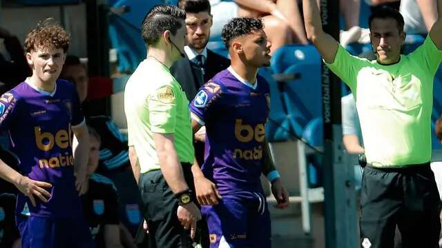 Dean James masuk sebagai pemain pengganti saat Go Ahead Eagles bertandang ke markas PEC Zwolle dalam laga Eredivisie, Minggu (11/5/2025). (Instagram/dean11james)