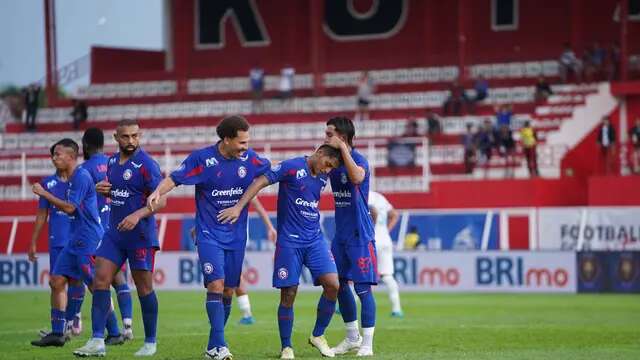 Para pemain Arema FC melakukan selebrasi setelah Salim Tuharea mencetak gol pertama ke gawang PSBS Biak dalam laga BRI Liga 1 2024/2025 di Stadion Soepriadi, Kota Blitar, Sabtu (21/12/2024). Arema FC menang 3-2 dalam laga tersebut. (Bola.com/Iwan Setiawan)