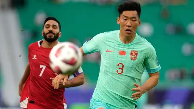 Pemain China Zhu Chenjie (kanan) berebut bola dengan pemain Lebanon Hassan Maatouk pada pertandingan sepak bola Grup A Piala Asia di Stadion Al Thumama, Doha, Qatar, Rabu (17/1/2024). (AP Photo/Thanassis Stavrakis)