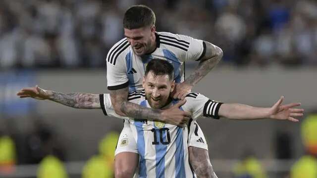 Striker Timnas Argentina, Lionel Messi (depan), merayakan gol bersama Rodrigo De Paul setelah membobol gawang Panama pada laga uji coba di Stadion Monumental, Buenos Aires, Jumat (24/3/2023) pagi WIB. (AFP/Juan Mabromata)