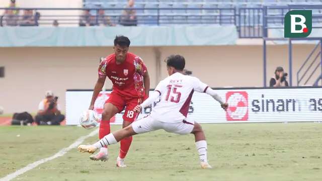 Pemain Persis Solo, Rizky Dwi Febrianto (kiri), berusaha melewati adangan pemain PSM Makassar, Ricky Pratama, pada laga matchday kedua Grup A Piala Presiden 2024 di Stadion Si Jalak Harupat, Soreang, Kabupaten Bandung, Senin (22/7/2024). (Bola.com/Abdul Aziz)