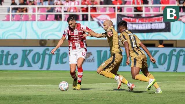 Striker asing Persis Solo, David Gonzales, tengah berupaya menghindari adangan pemain Dewa United dalam duel yang berlangsung di Stadion Manahan, Solo, Minggu (17/12/2023). (Bola.com/Radifa Arsa)